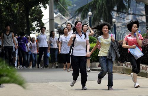 6月7日,在武漢市東湖中學(xué)參加高考的考生走出考點。 當(dāng)日,2009年全國普通高校招生全國統(tǒng)一考試開始進(jìn)行。 新華社記者 郝同前攝