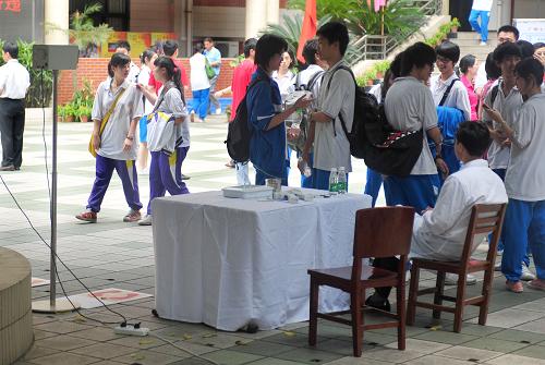 6月7日,廣州市第七中學(xué)考場(chǎng)的醫(yī)務(wù)人員隨時(shí)待命。當(dāng)日,2009年全國(guó)普通高校招生全國(guó)統(tǒng)一考試開始進(jìn)行。為嚴(yán)防甲型H1N1流感,廣州市要求每個(gè)考場(chǎng)都配備有紅外測(cè)溫儀器。實(shí)施感覺異??忌孕猩陥?bào)結(jié)合監(jiān)考老師發(fā)現(xiàn)異常抽查測(cè)溫的方法防控甲型H1N1流感。新華社記者 盧漢欣 攝