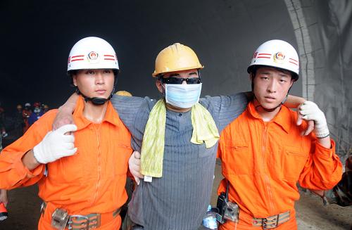6月7日,被困工人被救出。 當(dāng)日15時(shí)55分,經(jīng)過逾64個(gè)小時(shí)的緊張救援,三亞市繞城高速公路迎賓隧道塌方事故8名被困工人全部成功獲救。經(jīng)初步檢查,目前幾名工人的生命體征正常,將被送往三亞市人民醫(yī)院接受進(jìn)一步檢查。 6月4日23點(diǎn)30分左右,海南省三亞市繞城高速公路迎賓隧道發(fā)生一起塌方事故,8名工人被困。 新華社發(fā)(胡劍兵攝)