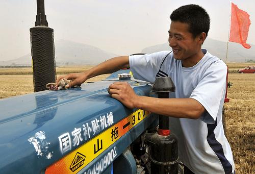 6月7日,山東棗莊嶧城區(qū)農(nóng)民高海瑞在擦拭今年剛購置的拖拉機(jī),由于國家補(bǔ)貼30%,這臺(tái)拖拉機(jī)一次性優(yōu)惠了近6000元。“三夏”時(shí)節(jié),山東省加快農(nóng)機(jī)購置補(bǔ)貼工作進(jìn)度。截至目前,山東已落實(shí)省級以上農(nóng)機(jī)購置補(bǔ)貼資金5.34億元,補(bǔ)貼各類農(nóng)機(jī)具4.83萬臺(tái)套,受益農(nóng)戶超過3.5萬戶。新華社記者 朱崢 攝