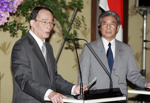 6月7日,中國國務(wù)院副總理王岐山(左)和日本外務(wù)大臣中曾根弘文在東京舉行聯(lián)合新聞發(fā)布會(huì)。由王岐山和中曾根弘文共同主持的第二次中日經(jīng)濟(jì)高層對話當(dāng)日在東京舉行。 新華社記者任正來攝
