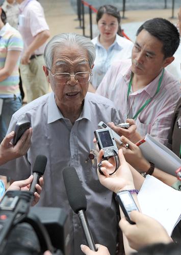 6月13日, 考古專家袁仲一在發(fā)掘現(xiàn)場接受采訪。 當(dāng)日,考古人員對被稱為“世界第八奇跡”的秦兵馬俑一號坑進(jìn)行發(fā)掘,這是其沉寂20多年后迎來的第三次考古發(fā)掘。秦兵馬俑一號坑是一個東西向的長方形坑,長230米、寬62米,坑?xùn)|西兩端有長廊,南北兩側(cè)各有一邊廊,中間為九條東西向過洞,過洞之間以夯土墻間隔,估計一號坑內(nèi)埋有約6000個真人真馬大小的陶俑。 新華社記者焦衛(wèi)平攝