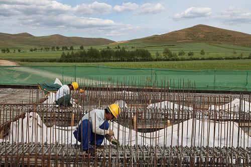 8月4日,工人在寶三高速公路工地現(xiàn)場(chǎng)施工。寶三高速公路位于內(nèi)蒙古自治區(qū)中部,連接內(nèi)蒙古自治區(qū)太仆寺旗寶昌與三號(hào)地,路線全長(zhǎng)49.261公里,項(xiàng)目預(yù)計(jì)2010年8月10日完成路面工程。項(xiàng)目的建成,將使錫林郭勒盟通往京、津、冀方向的出口更加通暢,緩解區(qū)段交通瓶頸,適應(yīng)經(jīng)濟(jì)發(fā)展需要,促進(jìn)地區(qū)經(jīng)濟(jì)發(fā)展。新華社記者 邢廣利 攝