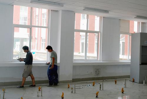 8月12日,兩名工人對略陽天津高級中學一間教室進行最后的內部裝修。 陜西漢中地震災區(qū)的略陽天津高級中學目前正在進行室內粉刷和設備安裝調試,預計于9月1日新學期開始時正式投入使用。略陽天津高級中學由天津市出資1.49億元對口援建,規(guī)劃建筑面積4.3萬平方米,建成后可容納60個教學班、3000名學生。 新華社發(fā)(王偉 攝)
