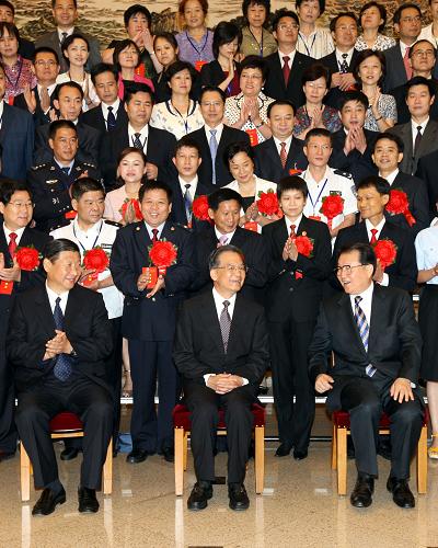 8月14日,第七屆全國“人民滿意的公務(wù)員”和“人民滿意的公務(wù)員集體”表彰大會(huì)在北京舉行。會(huì)前,中共中央政治局常委、國務(wù)院總理溫家寶,中共中央政治局常委李長春,中共中央政治局常委、中央書記處書記、國家副主席習(xí)近平會(huì)見與會(huì)部分代表并合影。 新華社記者姚大偉攝