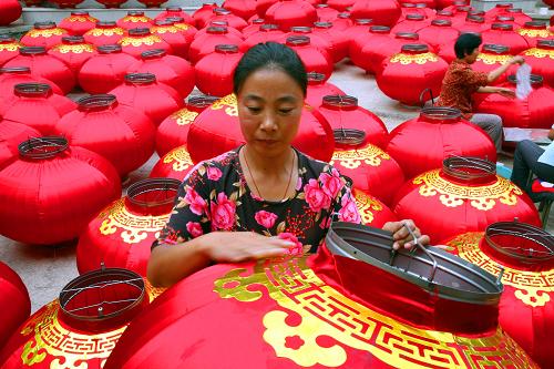 9月2日,北京市懷柔區(qū)九渡河鎮(zhèn)紅廟村村民張興梅查看大紅燈籠質(zhì)量。國慶臨近,北京市懷柔區(qū)九渡河鎮(zhèn)紅廟村35名村民正在加緊為城區(qū)趕制大紅燈籠。據(jù)悉,他們將制作10000多盞大紅燈籠,在國慶前夕懸掛在京城街頭和公園。 新華社發(fā)(卜向東 攝)