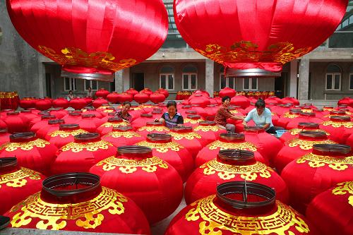 9月2日,北京市懷柔區(qū)九渡河鎮(zhèn)紅廟村村民在加緊制作大紅燈籠。國慶臨近,北京市懷柔區(qū)九渡河鎮(zhèn)紅廟村35名村民正在加緊為城區(qū)趕制大紅燈籠。據(jù)悉,他們將制作10000多盞大紅燈籠,在國慶前夕懸掛在京城街頭和公園。 新華社發(fā)(卜向東 攝)