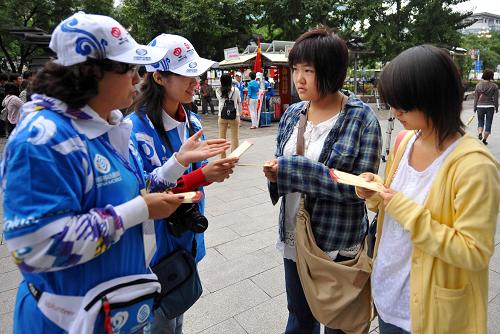9月7日,城市志愿者在西單北京圖書大廈前的服務(wù)站點向過往行人發(fā)放志愿服務(wù)宣傳品。 當(dāng)日,北京的城市志愿者再次開始在北京各個城市志愿服務(wù)站點上崗服務(wù)。隨著國慶節(jié)的臨近,北京將有35000名城市志愿者陸續(xù)上崗,國慶期間,他們將在全市200多個站點開展信息咨詢、語言翻譯、應(yīng)急服務(wù)等志愿活動。據(jù)共青團北京市委介紹,國慶期間北京將有包括城市志愿者在內(nèi)的100萬名志愿者參與服務(wù)。 新華社記者 羅曉光 攝