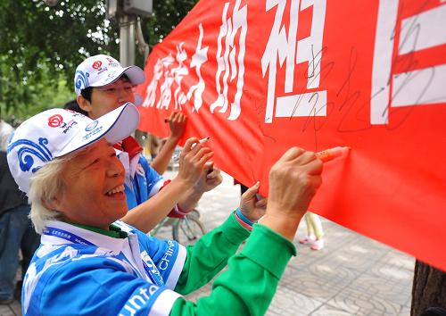 9月7日,67歲的志愿者常志復(fù)在站點懸掛的橫幅上簽下自己的名字。 當(dāng)日,北京的城市志愿者再次開始在北京各個城市志愿服務(wù)站點上崗服務(wù)。隨著國慶節(jié)的臨近,北京將有35000名城市志愿者陸續(xù)上崗,國慶期間,他們將在全市200多個站點開展信息咨詢、語言翻譯、應(yīng)急服務(wù)等志愿活動。據(jù)共青團北京市委介紹,國慶期間北京將有包括城市志愿者在內(nèi)的100萬名志愿者參與服務(wù)。 新華社記者 羅曉光 攝