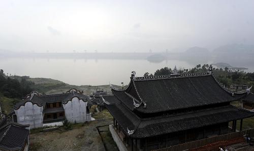 仿古新建的屈原祠與三峽大壩遙遙相對(duì)(9月7日攝)。 湖北省秭歸縣屈原祠仿古新建工程主體工程已經(jīng)基本完成,目前正在加緊進(jìn)行配套建設(shè),預(yù)計(jì)明年端午節(jié)前開(kāi)放。屈原祠最早建于唐元和15年(公元820年),位于歸州古城東的屈原沱,屬國(guó)家級(jí)文物保護(hù)單位。三峽庫(kù)區(qū)達(dá)到175米蓄水位后,原祠部分被淹沒(méi)。經(jīng)過(guò)反復(fù)論證,湖北省文物保護(hù)部門(mén)決定在三峽大壩前的鳳凰山上對(duì)屈原祠進(jìn)行仿古新建。 新華社記者 皮曙初攝