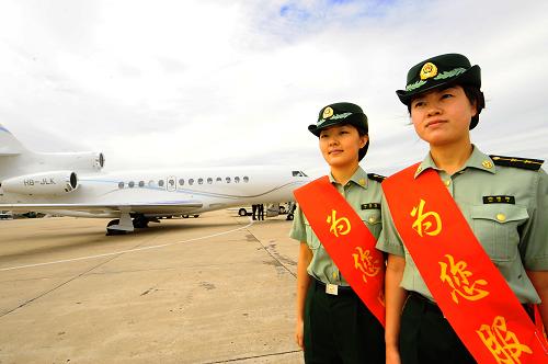 9月7日,大連周水子邊防檢查站檢查員在公務(wù)機(jī)前執(zhí)行勤務(wù)任務(wù)。 2009夏季達(dá)沃斯年會(huì)將于9月10日-12日在遼寧省大連市舉行。負(fù)責(zé)出入境檢查的大連周水子邊檢站啟用了3臺(tái)車輛作為“移動(dòng)工作站”,直接到停機(jī)坪為乘坐包機(jī)和專機(jī)抵達(dá)的貴賓辦理邊檢手續(xù),提供專門的機(jī)前通關(guān)檢查服務(wù)。 新華社記者 任勇 攝