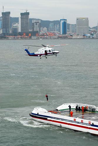 9月8日,北海第一救助飛行隊的直升機在海上救援演練中將救起的落水人員轉(zhuǎn)移到安全船上。 當日,一場集旅客海上轉(zhuǎn)移、船舶火災(zāi)撲救、反恐特警空降等為一體的反恐救援演練在渤海灣舉行。這是我國首次針對鐵路輪渡舉行的海陸空立體搜救演練。 新華社發(fā)(初陽 攝)