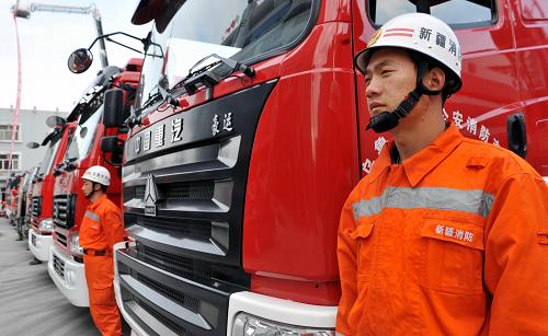 9月10日,消防戰(zhàn)士站在新配發(fā)的消防車前。 當(dāng)日,新疆消防總隊(duì)舉行向基層部隊(duì)配發(fā)車輛裝備交接儀式。新疆消防總隊(duì)此次將12輛指揮車和基層急需的13類300種價(jià)值3400余萬(wàn)元的裝備器材配發(fā)到基層,在一定程度上緩解了部分支隊(duì)用車?yán)щy和裝備器材缺乏的困境,有助于全面提高基層部隊(duì)預(yù)防火災(zāi)和滅火救援的能力。 新華社發(fā)(江文耀 攝)