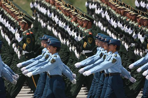 國慶60周年閱兵方陣中有三支“娘子軍” 在徒步方隊訓練場,巾幗不讓須眉(7月3日攝)。 國慶60周年閱兵方陣中有三支“娘子軍”:三軍女兵方隊、女民兵方隊、女飛行員梯隊。這是新中國歷次閱兵中女兵方隊最多的一次,其中三軍女兵方隊和女飛行員梯隊是首次參加。 新華社記者王建民攝