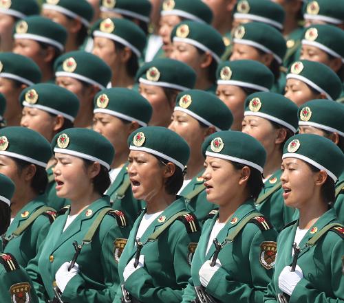 閱兵式訓練中的女民兵方隊(7月3日攝)。 國慶60周年閱兵方陣中有三支“娘子軍”:三軍女兵方隊、女民兵方隊、女飛行員梯隊。這是新中國歷次閱兵中女兵方隊最多的一次,其中三軍女兵方隊和女飛行員梯隊是首次參加。 新華社記者王建民攝