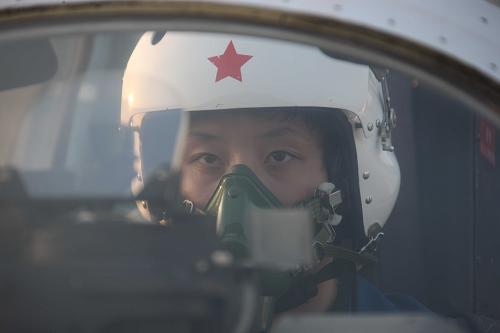 訓練中的空中梯隊女飛行員(7月14日攝)。 國慶60周年閱兵方陣中有三支“娘子軍”:三軍女兵方隊、女民兵方隊、女飛行員梯隊。這是新中國歷次閱兵中女兵方隊最多的一次,其中三軍女兵方隊和女飛行員梯隊是首次參加。 新華社記者王建民攝