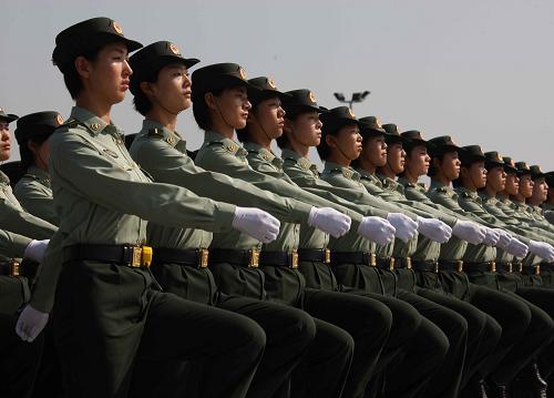 三軍女兵方隊的陸軍士兵在訓練(7月3日攝)。 國慶60周年閱兵方陣中有三支“娘子軍”:三軍女兵方隊、女民兵方隊、女飛行員梯隊。這是新中國歷次閱兵中女兵方隊最多的一次,其中三軍女兵方隊和女飛行員梯隊是首次參加。 新華社記者王建民攝