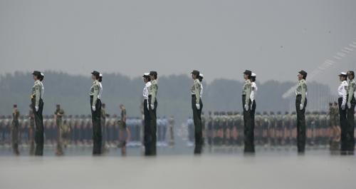 在熱浪中,三軍女兵方隊在進行訓練(7月3日攝)。 國慶60周年閱兵方陣中有三支“娘子軍”:三軍女兵方隊、女民兵方隊、女飛行員梯隊。這是新中國歷次閱兵中女兵方隊最多的一次,其中三軍女兵方隊和女飛行員梯隊是首次參加。 新華社記者王建民攝