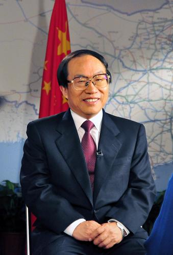 “去年8月1日通車(chē)的京津城際鐵路,列車(chē)時(shí)速達(dá)到了350公里,是目前世界上運(yùn)營(yíng)速度最高的鐵路,中外媒體形象地稱(chēng)之為‘中國(guó)速度’。” 談起新中國(guó)鐵路事業(yè)的發(fā)展,鐵道部部長(zhǎng)劉志軍的話(huà)語(yǔ)中充滿(mǎn)豪情:“‘中國(guó)速度’,既是指我國(guó)高速列車(chē)的速度,也是指我國(guó)經(jīng)濟(jì)發(fā)展的速度。新中國(guó)成立60年來(lái)、特別是改革開(kāi)放30年來(lái),我們國(guó)家和鐵路事業(yè)發(fā)生了翻天覆地的變化。” 這是鐵道部部長(zhǎng)劉志軍(資料照片)。新華社記者 樊如鈞 攝