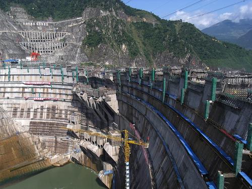 云南小灣水電站首臺(tái)機(jī)組預(yù)計(jì)在25日投產(chǎn)發(fā)電 這是小灣水電站的300米級(jí)混凝土雙曲拱壩(9月11日攝)。 云南小灣水電站首臺(tái)70萬(wàn)千瓦發(fā)電機(jī)組預(yù)計(jì)在9月25日投產(chǎn)發(fā)電。小灣水電站是國(guó)家“西電東送”戰(zhàn)略的標(biāo)志性工程,位于云南省南澗縣與鳳慶縣交界的瀾滄江中游河段,總裝機(jī)容量420萬(wàn)千瓦,總庫(kù)容149億立方米,6臺(tái)機(jī)組全部投產(chǎn)后可保證年發(fā)電量190億千瓦時(shí),這將極大改善云南水電站群的調(diào)節(jié)性能,提高水電站枯水期發(fā)電量,使云南枯期和汛期的電量趨于平衡。 新華社記者 吉哲鵬攝