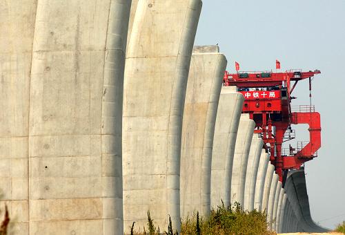 滬寧城際鐵路施工忙 9月11日,中鐵十局的建設(shè)者在滬寧城際鐵路丹陽(yáng)段進(jìn)行跨京杭大運(yùn)河鐵路橋橋梁架設(shè)施工。 滬寧城際鐵路是長(zhǎng)三角地區(qū)城際軌道交通網(wǎng)規(guī)劃中的網(wǎng)絡(luò)主軸之一,線路全長(zhǎng)297公里,總投資約422億元,計(jì)劃于2010年7月建成通車。屆時(shí)列車時(shí)速可達(dá)300公里以上,從上海至南京只需75分鐘,旅客列車班次最小間隔時(shí)間只有3分鐘,沿線的上海、蘇州、南京等城市之間將實(shí)現(xiàn)鐵路列車公交化。 新華社發(fā)(劉兵生 攝)