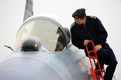 11月9日,一名外國(guó)空軍代表在仔細(xì)觀(guān)看中國(guó)空軍戰(zhàn)斗機(jī)的座艙。 當(dāng)日,參加中國(guó)空軍成立60周年“和平與發(fā)展國(guó)際論壇”活動(dòng)的32國(guó)空軍代表在中央軍委委員、空軍司令員許其亮上將的陪同下赴山東中國(guó)空軍航空兵某師參觀(guān)。 新華社記者 查春明 攝