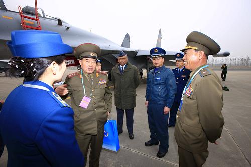 11月9日,外國(guó)空軍代表在中國(guó)空軍航空兵某師參觀(guān)。 當(dāng)日,參加中國(guó)空軍成立60周年“和平與發(fā)展國(guó)際論壇”活動(dòng)的32國(guó)空軍代表在中央軍委委員、空軍司令員許其亮上將的陪同下赴山東中國(guó)空軍航空兵某師參觀(guān)。 新華社記者 查春明 攝