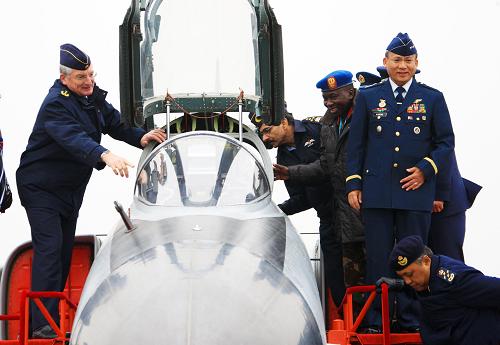 11月9日,外國(guó)空軍代表參觀(guān)中國(guó)空軍戰(zhàn)機(jī)。 當(dāng)日,參加中國(guó)空軍成立60周年“和平與發(fā)展國(guó)際論壇”活動(dòng)的32國(guó)空軍代表在中央軍委委員、空軍司令員許其亮上將的陪同下赴山東中國(guó)空軍航空兵某師參觀(guān)。 新華社記者 查春明 攝