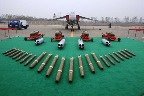 這是11月9日拍攝的參加展示的中國(guó)空軍殲轟-7A戰(zhàn)機(jī)。 當(dāng)日,參加人民空軍成立60周年“和平與發(fā)展國(guó)際論壇”活動(dòng)的32國(guó)空軍代表在中央軍委委員、空軍司令員許其亮上將的陪同下赴山東中國(guó)空軍航空兵某師參觀(guān)。 新華社記者 查春明 攝