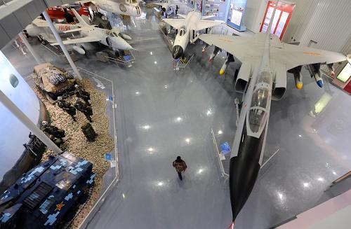 慶祝人民空軍成立60周年空軍武器裝備建設(shè)成就展將對公眾開放 這是11月9日在北京中國航空博物館內(nèi)拍攝的殲轟-7飛機(jī)(右下)。 正在北京中國航空博物館內(nèi)展出的慶祝人民空軍成立60周年武器裝備建設(shè)成就展將于11月15日對公眾開放。成就展以人民空軍60年武器裝備的發(fā)展為主線,以珍貴文物和飛機(jī)為主體,通過文字、圖片、視頻等多種形式,展現(xiàn)了人民空軍發(fā)展壯大的光輝歷程和戰(zhàn)斗力發(fā)展新水平。 新華社記者 金良快 攝