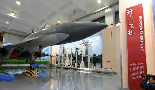 11月9日,一位參觀者在北京中國航空博物館內(nèi)拍攝殲-11飛機(jī)。 正在北京中國航空博物館內(nèi)展出的慶祝人民空軍成立60周年武器裝備建設(shè)成就展將于11月15日對公眾開放。成就展以人民空軍60年武器裝備的發(fā)展為主線,以珍貴文物和飛機(jī)為主體,通過文字、圖片、視頻等多種形式,展現(xiàn)了人民空軍發(fā)展壯大的光輝歷程和戰(zhàn)斗力發(fā)展新水平。 新華社記者 金良快 攝