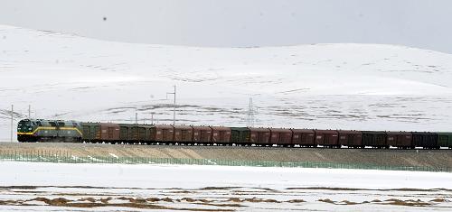 進(jìn)藏貨運(yùn)列車在雪原上行駛(10月24日攝)。青藏鐵路已安然進(jìn)入第四個冬季。自2006年7月1日全線通車的3年多來,這條雪域天路在“世界第三極”演繹著一個又一個傳奇:運(yùn)營安全暢通,旅客列車運(yùn)行時速達(dá)100公里,創(chuàng)造了高原凍土鐵路運(yùn)行時速的世界紀(jì)錄;截至目前,青藏鐵路公司已運(yùn)送旅客2600多萬人次,貨物超過1億噸,成為助推青海、西藏兩省區(qū)經(jīng)濟(jì)社會發(fā)展的強(qiáng)力“引擎”;青藏鐵路采取嚴(yán)密的生態(tài)保護(hù)措施,堅持保護(hù)沿線原生態(tài)環(huán)境,列車飛馳經(jīng)過的雪山、草原依然圣潔奇麗。目前,青藏鐵路西寧至格爾木段增建第二線工程經(jīng)過兩年多的建設(shè),除關(guān)角隧道外,已全線進(jìn)入鋪軌收尾階段,預(yù)計今年年內(nèi)將形成雙線運(yùn)輸能力。新華社記者 侯德強(qiáng) 攝