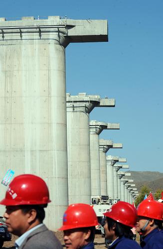 在青藏鐵路西寧至格爾木段增建第二線工程施工區(qū),由中鐵十二局集團(tuán)承建的巴燕鄉(xiāng)特大橋基本完工(10月14日攝)。 青藏鐵路已安然進(jìn)入第四個冬季。自2006年7月1日全線通車的3年多來,這條雪域天路在“世界第三極”演繹著一個又一個傳奇:運(yùn)營安全暢通,旅客列車運(yùn)行時速達(dá)100公里,創(chuàng)造了高原凍土鐵路運(yùn)行時速的世界紀(jì)錄;截至目前,青藏鐵路公司已運(yùn)送旅客2600多萬人次,貨物超過1億噸,成為助推青海、西藏兩省區(qū)經(jīng)濟(jì)社會發(fā)展的強(qiáng)力“引擎”;青藏鐵路采取嚴(yán)密的生態(tài)保護(hù)措施,堅持保護(hù)沿線原生態(tài)環(huán)境,列車飛馳經(jīng)過的雪山、草原依然圣潔奇麗。目前,青藏鐵路西寧至格爾木段增建第二線工程經(jīng)過兩年多的建設(shè),除關(guān)角隧道外,已全線進(jìn)入鋪軌收尾階段,預(yù)計今年年內(nèi)將形成雙線運(yùn)輸能力。 新華社記者 侯德強(qiáng) 攝