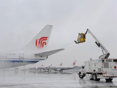 11月12日,北京飛機維修工程有限公司的除冰車為首都機場準備出港的航班清除冰雪。 當日,北京市普降小到中雪。北京交管部門在早高峰到來前提前啟動雪天三級交通指揮疏導(dǎo)方案,交警提前上崗,疏導(dǎo)交通,市區(qū)交通運營正常;北京市交通運輸系統(tǒng)啟動雪天運輸應(yīng)急預(yù)案,公交、地鐵運力準備充足,并增派大批工作人員加強客流組織和疏導(dǎo)工作。 新華社記者李志勇攝