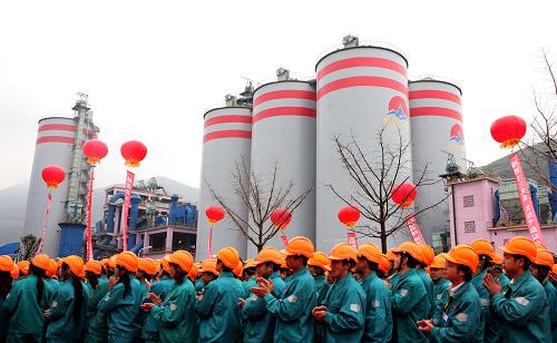 四川災(zāi)后大型重建項目新型干法水泥生產(chǎn)線正式投產(chǎn) 11月12日,四川“5.12”汶川大地震災(zāi)后重建重點扶持建設(shè)項目——華鎣山廣能鎣峰水泥廠新型干法水泥技改項目正式投產(chǎn)。該項目于2008年9月上旬正式開工建設(shè),一期總投資7.5億元、年產(chǎn)200萬噸水泥。它的竣工投產(chǎn),為地震災(zāi)區(qū)重建提供優(yōu)質(zhì)的建筑原材料保障。 新華社發(fā)(邱海鷹 攝)