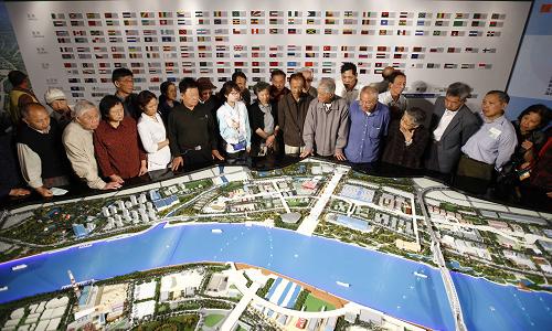 市民在世博會(huì)歷史回顧展上參觀上海世博會(huì)園區(qū)的規(guī)劃模型(10月13日攝)。 世博籌備進(jìn)入關(guān)鍵時(shí)刻,正值全球金融風(fēng)暴肆虐之際。在黨中央、國(guó)務(wù)院的關(guān)心和全國(guó)人民的支持下,世博籌辦始終穩(wěn)健進(jìn)行,尤其是開(kāi)放辦世博的理念,集聚了國(guó)內(nèi)外的力量與智慧。在火熱的世博園建筑工地,在全城總動(dòng)員的上海市,在傾力迎接世博輻射的長(zhǎng)三角,在熱情參與的全中國(guó)……世界看到了一個(gè)開(kāi)放、自信的中國(guó)。 新華社記者裴鑫攝