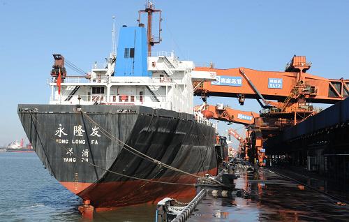 秦皇島港克服惡劣天氣影響確保電煤運(yùn)輸 11月13日,一艘輪船停泊在秦皇島港煤炭碼頭裝貨。 秦皇島港面對(duì)自10月底以來持續(xù)的大風(fēng)、大霧惡劣天氣,采取有效措施擴(kuò)大煤炭場存容量,提高煤炭裝船效率,實(shí)行重載交接班制度,保證港口生產(chǎn)系統(tǒng)24小時(shí)連續(xù)運(yùn)行,高效率卸車和裝船,積極保障華東、華南沿海地區(qū)的電煤供應(yīng)。 新華社記者楊世堯攝