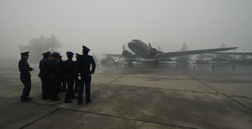 中國航空博物館即將嶄新開館 11月13日清晨,一群解放軍空軍士兵在中國航空博物館內(nèi)陳列的里-2飛機前。這架飛機是毛澤東1956年5月3日視察廣州時乘坐過的專機。 在紀念人民空軍成立60周年之際,整修一新的中國航空博物館將于11月15日對公眾開放。中國航空博物館共收藏有包括309架飛機在內(nèi)的空軍各兵種武器裝備15000余件,濃縮了人民空軍的歷史。該館于6月15日閉館整修,對館藏飛機進行了維修、裝飾和重新擺放,增加了6萬平方米綠地。 新華社記者 楊光 攝