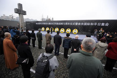 12月13日,南京各界人士在侵華日軍南京大屠殺遇難同胞紀念館集會廣場舉行“悼念侵華日軍南京大屠殺30萬同胞遇難72周年儀式暨南京國際和平日集會”。江蘇省、南京市各有關部門、各民主黨派、群眾代表,南京市學生代表,南京大屠殺幸存者代表,以及來自日本、波蘭等國家的友好人士,共約5000人參加了集會。 新華社記者 韓瑜慶 攝