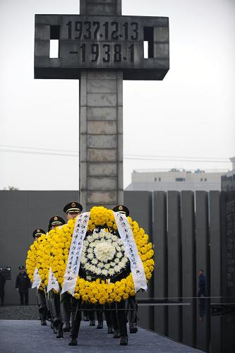 12月13日,武警戰(zhàn)士在悼念儀式上為遇難者敬獻花圈。 當日,南京各界人士在侵華日軍南京大屠殺遇難同胞紀念館集會廣場舉行“悼念侵華日軍南京大屠殺30萬同胞遇難72周年儀式暨南京國際和平日集會”。江蘇省、南京市各有關部門、各民主黨派、群眾代表,南京市學生代表,南京大屠殺幸存者代表,以及來自日本、波蘭等國家的友好人士,共約5000人參加了集會。 新華社記者 韓瑜慶 攝