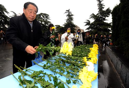 12月13日,參加集會的代表向遇難同胞敬獻鮮花。 當日,南京各界人士在侵華日軍南京大屠殺遇難同胞紀念館集會廣場舉行“悼念侵華日軍南京大屠殺30萬同胞遇難72周年儀式暨南京國際和平日集會”。江蘇省、南京市各有關部門、各民主黨派、群眾代表,南京市學生代表,南京大屠殺幸存者代表,以及來自日本、波蘭等國家的友好人士,共約5000人參加了集會。 新華社記者 韓瑜慶 攝