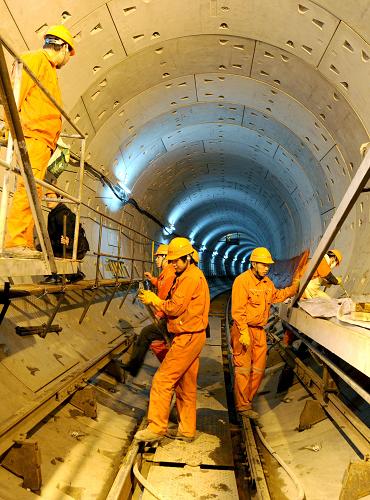 12月21日,工程人員在鄭州地鐵工程隧洞內(nèi)施工。 目前,河南省鄭州市地鐵一號線工程建設(shè)全面展開。鄭州地鐵一號線工程全長26.2公里,設(shè)車站20座,總投資約為150.8億元,工程將于2013年10月底前建成試運(yùn)營。 新華社記者 朱祥攝