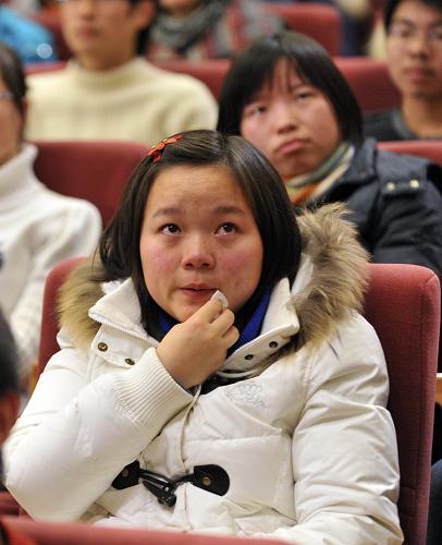 12月21日,聽報告的大學生在報告會現場潸然淚下。 當日,由中宣部、中央文明辦、教育部、共青團中央、中共湖北省委聯合舉辦的全國見義勇為舍己救人大學生英雄集體先進事跡報告會在北京人民大會堂舉行,在京部分高校師生代表近700人參加報告會。 今年10月24日,長江大學學生在長江荊州寶塔灣江段發(fā)現兩名少年不慎落水,15名學生冒著生命危險,跳入長江救起了兩名少年,陳及時、方招、何東旭三名同學不幸被江水吞沒。湖北省人民政府追認陳及時、何東旭、方招3人為革命烈士,教育部授予15名同學“全國見義勇為舍己救人大學生英雄集體”榮譽稱號。 新華社記者 謝環(huán)馳 攝