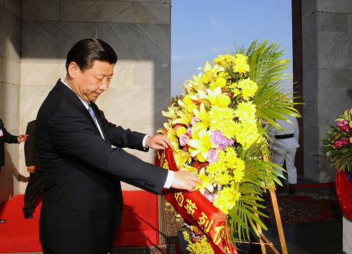 12月21日,正在柬埔寨進(jìn)行正式訪問的中國國家副主席習(xí)近平在金邊向柬埔寨獨立紀(jì)念碑敬獻(xiàn)花圈。 新華社記者 李濤 攝