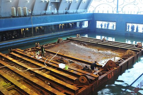 安置“南海I號”的廣東海上絲綢之路博物館開館 12月24日,游人在博物館水晶宮內(nèi)參觀“南海I號”古沉船。 當日,安置“南海I號”的廣東海上絲綢之路博物館正式開館。 廣東海上絲綢之路博物館地處廣東陽江海陵島十里銀灘,背山面海,根據(jù)“南海I號”整體打撈、就地保護的原則而興建。海上絲綢之路博物館館長馬洪藻介紹,博物館耗資2億多元,總建筑面積19409平方米,是我國乃至亞洲唯一、世界罕見的大型水下考古博物館。 “南海I號”是一艘有著800多年歷史的南宋古沉船,文物總量有6萬件至8萬件,以景德鎮(zhèn)等宋代幾大名窯出品瓷器以及金銀銅器、錢幣等為主,目前打撈的文物有6000多件,博物館展出了200多件精品。其中,藏于廣東省博物館的鎏金腰帶首次在海上絲綢之路博物館展出。 新華社記者 周強攝