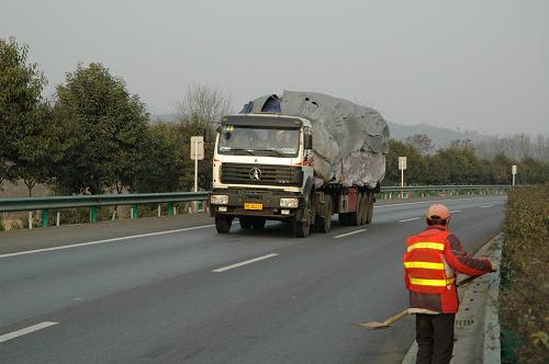 12月24日,一輛大貨車行駛在疏通后的京昆高速公路上。 經過陜西和四川兩省有關部門聯(lián)手采取整治措施,持續(xù)多日的京昆高速陜西和四川交界處嚴重堵車局面,目前已經逐步緩解。截至24日早上,京昆高速陜西境內的嚴重擁堵已基本疏通。 由于四川境內道路通行條件較差,京昆高速陜川交界處近期頻繁出現(xiàn)堵車現(xiàn)象。特別是從12月15日8時起,四川省對廣元至川陜交界棋盤關段二級汽車專用公路實行“單進雙出”交通管制措施以來,陜西境內滯留車輛隊伍最長時達到45公里,上萬人滯留高速公路,造成京昆高速陜西寧強至陜川交界處棋盤關段嚴重擁堵。連日來陜西和四川兩省相關部門采取了一系列措施進行疏導分流,以盡快恢復這一路段的暢通。 新華社記者石志勇攝