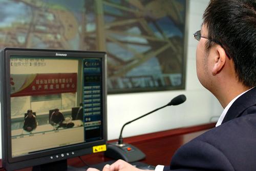 春節(jié)期間陜北3萬(wàn)石油工人堅(jiān)守崗位保生產(chǎn) 2月12日,延長(zhǎng)油田股份有限公司生產(chǎn)指揮中心工作人員通過(guò)電腦查看各油井區(qū)生產(chǎn)情況。 春節(jié)期間,位于陜北的延長(zhǎng)油田股份有限公司下屬22個(gè)采油廠保持正常生產(chǎn),3萬(wàn)多名石油工人堅(jiān)守在生產(chǎn)一線,在延安、榆林等地溝壑區(qū)的油井旁度過(guò)虎年春節(jié)。 新華社記者 陳昌奇 攝
