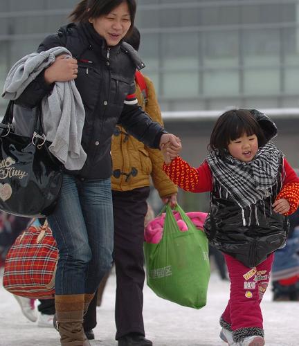 春運(yùn)路上快樂同行 2月12日,剛剛走出阜陽火車站的一位婦女拉著孩子走在雪地上。 春節(jié)臨近,在外工作的人們帶著孩子回家過年。大人們牽著孩子的小手,在春運(yùn)的大潮里快樂同行。 新華社記者 劉軍喜 攝