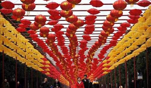 “紅紅火火”過大年 2月12日,市民從長(zhǎng)沙烈士公園內(nèi)裝飾的紅燈籠下走過。 新春佳節(jié)到來之際,湖南長(zhǎng)沙的數(shù)萬只紅傘和紅燈籠映紅了大街小巷,市民紛紛走上街頭,在“紅紅火火”的氣氛中迎接虎年的到來。 新華社記者 趙眾志 攝