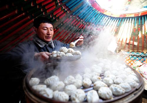蒙古族群眾歡慶佳節(jié) 2月13日,蒙古族牧民包根正在蒸包子。 日前,記者來到內(nèi)蒙古蘇尼特左旗邊境草原的阿日戈壁陶木伊拉拉圖嘎查,與幾戶蒙古族家庭一起過春節(jié),體驗蒙古族傳統(tǒng)的過年習俗。 在除夕和大年初一這兩天,蒙古族群眾會穿上傳統(tǒng)的蒙古袍,煮好手把肉、蒸上包子,為五畜(山羊、綿羊、牛、馬、駱駝)過年;祭火、祭天,并手捧哈達相互拜年;親朋好友們圍坐在蒙古包里一起品嘗美食美酒,以蒙古族的傳統(tǒng)方式度過新春佳節(jié)。 民俗專家介紹說,在農(nóng)歷正月初一與漢族一起歡度春節(jié)的有滿族、蒙古族、朝鮮族、達斡爾族、鄂溫克族、回族、東鄉(xiāng)族、壯族、赫哲族、白族、畬族等少數(shù)民族。 新華社記者 任軍川攝